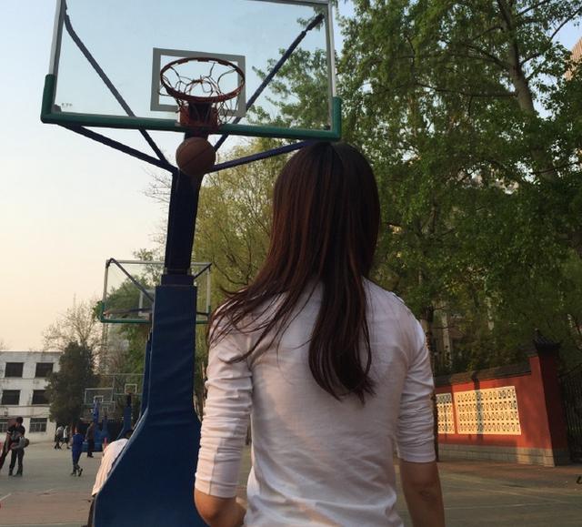 请叫我婷昊！NBA最前线主播黄婷婷秀球技空心入网