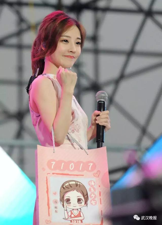 斗鱼嘉年华人山人海,冯提莫演唱《佛系少女》燃爆全场