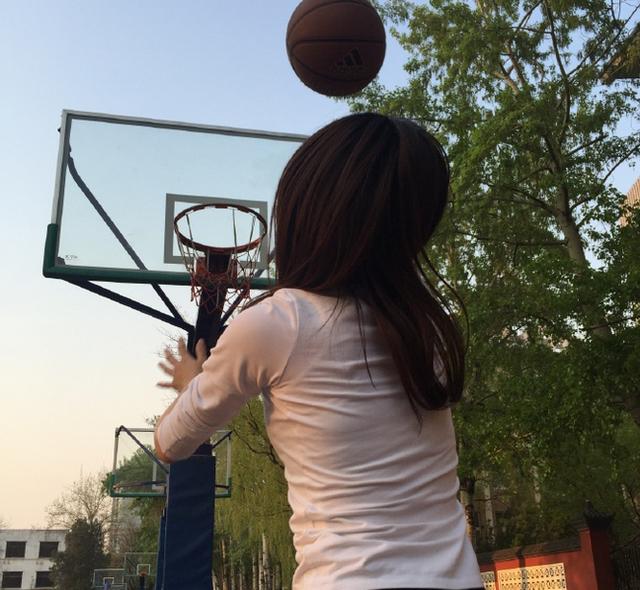 请叫我婷昊！NBA最前线主播黄婷婷秀球技空心入网