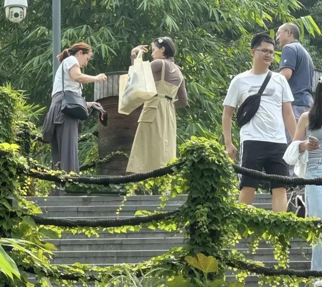 陈芋汐中秋节与家人现身四川大熊猫基地，未带保镖打扮朴素像路人