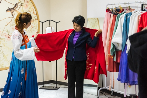 菏泽曹县女县长变身汉服主播