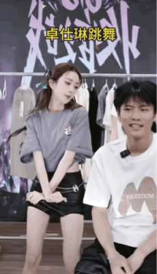 女主播卖内衣(小杨哥来到卓仕琳的直播一起卖女士内衣，被大家的问题笑死了)