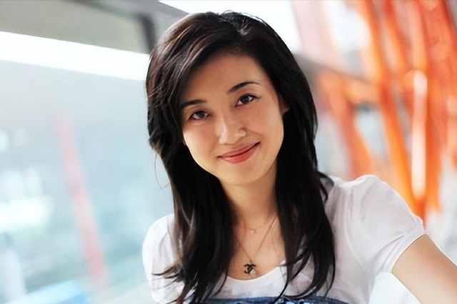 央视主持人李红：因出身被造谣嫁入豪门，如今46岁的她怎样了