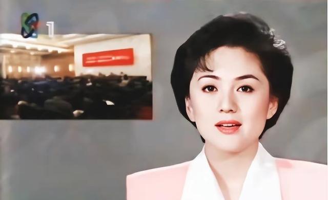 海霞：21岁成央视主播，28岁嫁清华教授，如今52岁官宣新身份