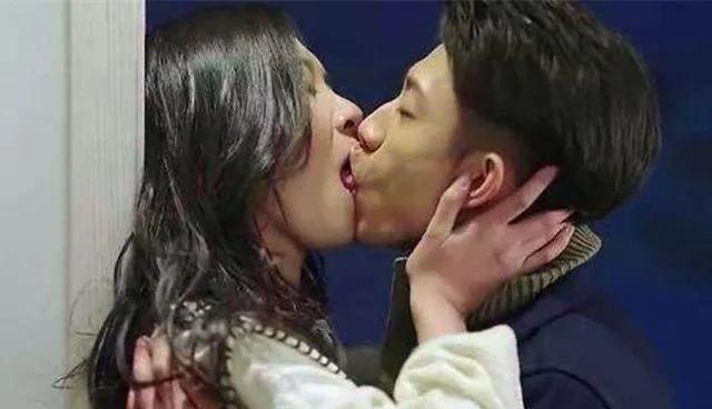张一山跟老师拍吻戏，过于投入伸出舌头，网友：不差这点流量