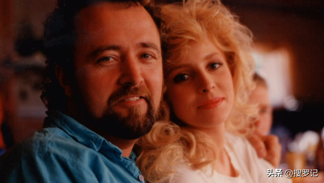 小镇美女出道即巅峰,失去丈夫后爆出真相,与众不同的兔女郎