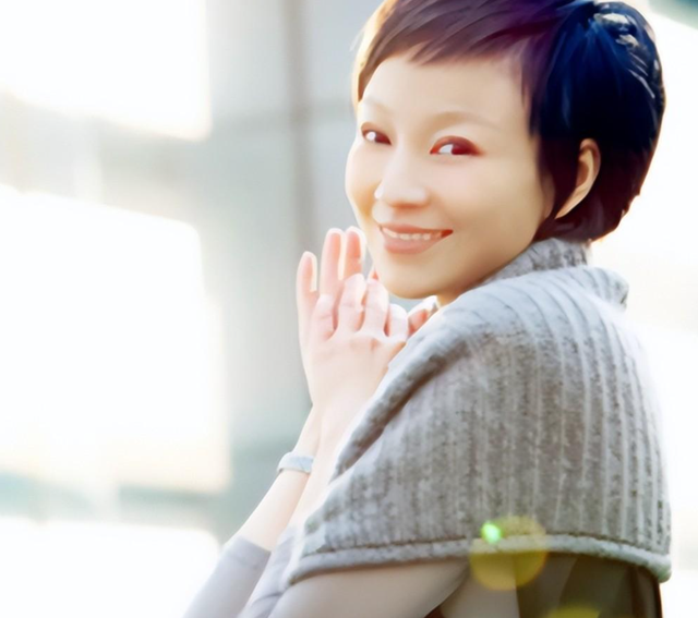 央视天气预报主持人王蓝一，女儿笑笑与妈妈很像，老公是谁已成谜