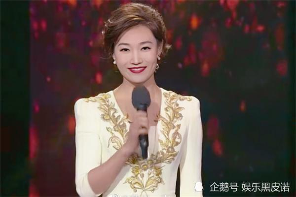 央视女主播摘下戴了12年的假发 颜值让人惊艳