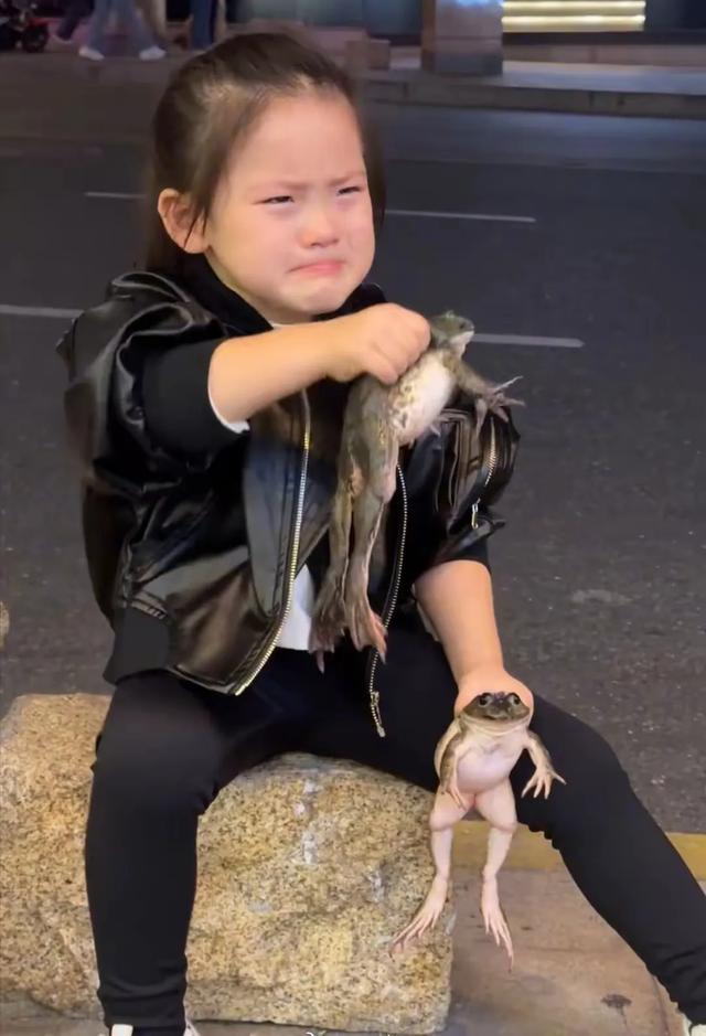 牛蛙小妹妹火了之后，妈妈被批为流量无底线，目前已删除相关视频