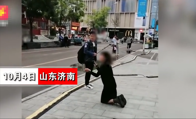“大国庆节的,你跪谁呢这是!”山东一女子为博眼球街边下跪直播,过路大姐看不下去怒斥:公共场合注意影响