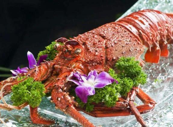 外国小姐姐吃大龙虾,一只钳子有一只鸡大,网友:下半月得喝汤了