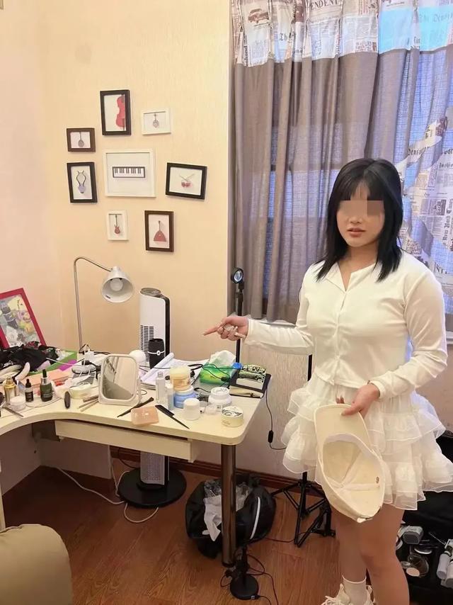 江阳警方:女主播穿着暴露甚至赤裸,表演不堪入目!