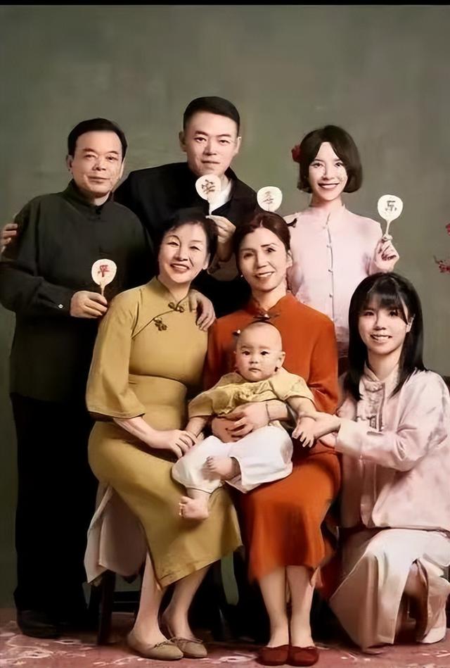 黄雅莉元宵节全家福曝光！两位妈妈颜值惊艳全场