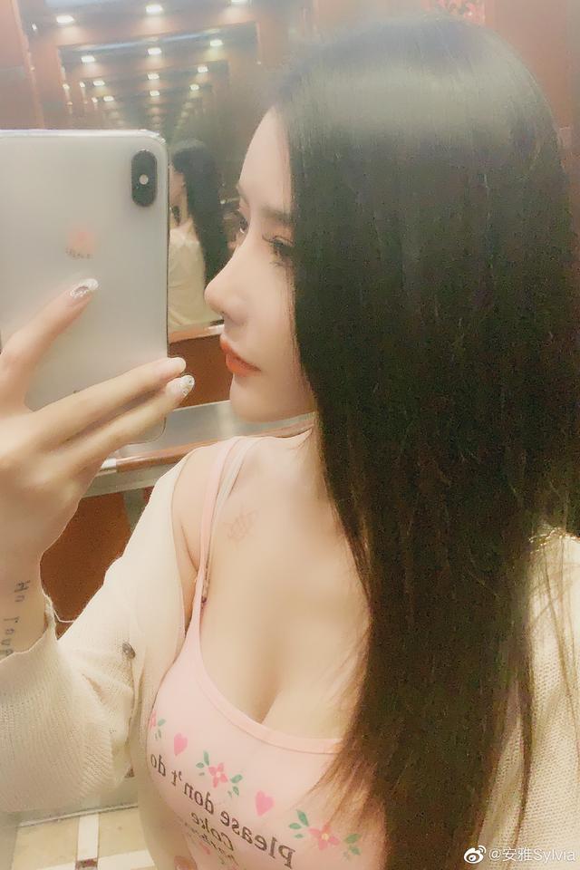 斗鱼女主播安雅Sylvia,直播解扣网友瞬间炸了