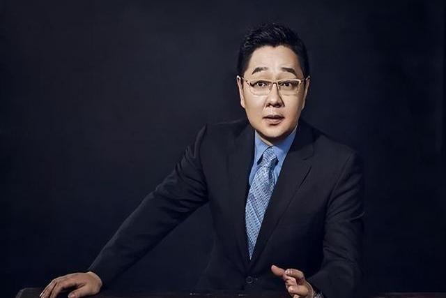 曾经的央视门面，怼天怼地后断送主持生涯，现在网综“混口饭吃”