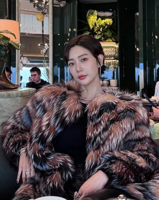 韩国知名女星，干练短发亮相，时尚粗花呢外套，引领新年时尚