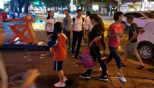 “涉黄卡片”撒满地，广州家长怒了，记者暗访竟发现……