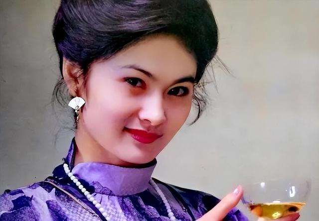 她是80年代央视美女主持，嫁给军委副主席之子，离婚后以卖画为生