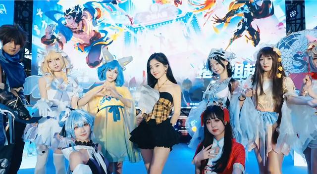 冯提莫夏日“清凉”穿着，户外直播王者，粉丝：我看游戏还是看你