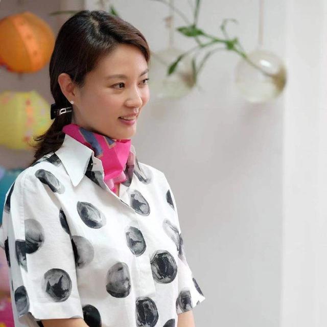 央视主持人刘芳菲近照曝光，衣着朴素端庄秀丽，低调热心公益