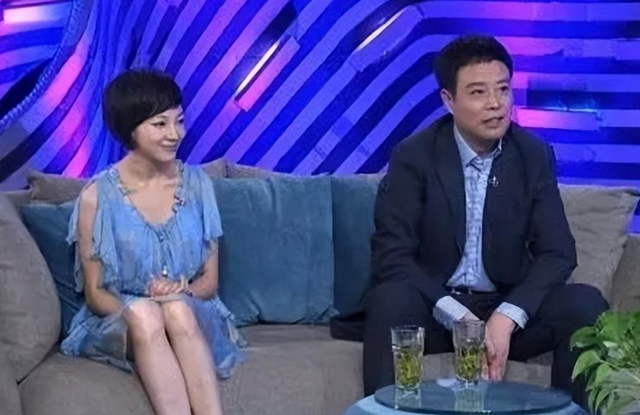 央视天气预报主持人王蓝一，女儿笑笑与妈妈很像，老公是谁已成谜