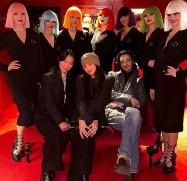 Lisa出席疯马秀，VIP可以竞价抚摸，疑似还有“无裤”高抬腿动作