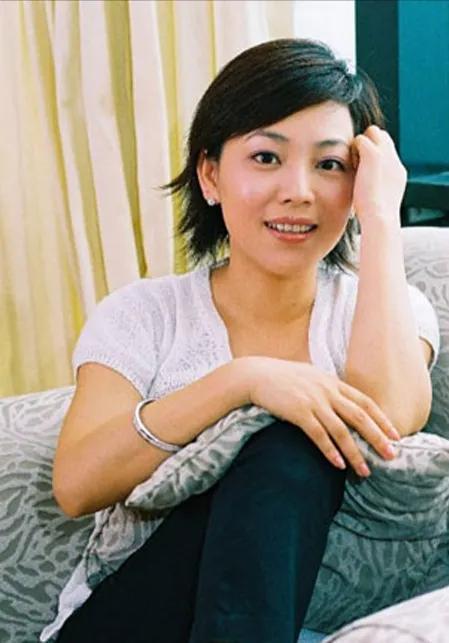 央视主持劳春燕：曾被传去世，与丈夫分居多年，年近半百仍似少女