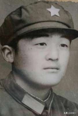 战旗女主播拖拉机视频(搭乘拖拉机，同行妇女笑：别看你是当兵的，你有点笨)