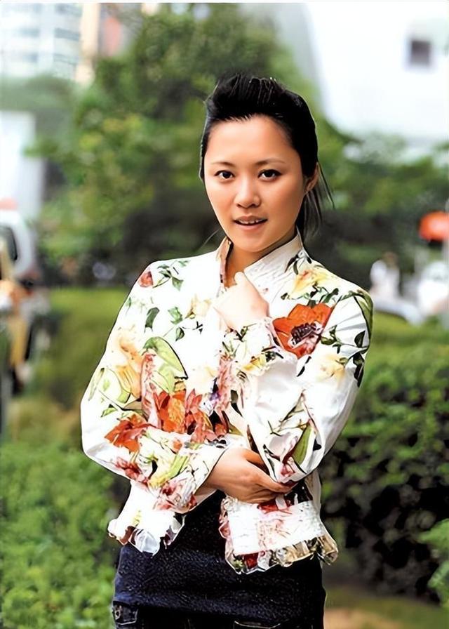 她是央视最穷主持人，工作22年不涨工资，43岁凑够首付买房