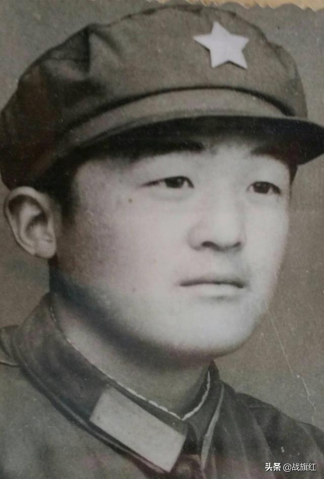 搭乘拖拉机，同行妇女笑：别看你是当兵的，你有点笨