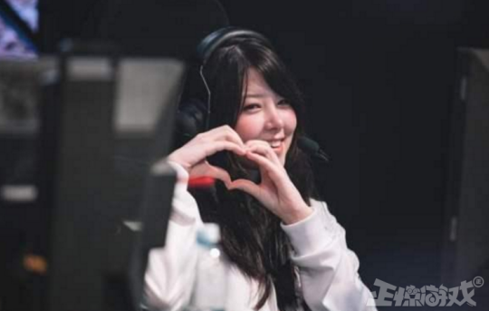 LOL巴西美女选手开直播,一夜涨了30万粉,Doinb还刷了上万礼物