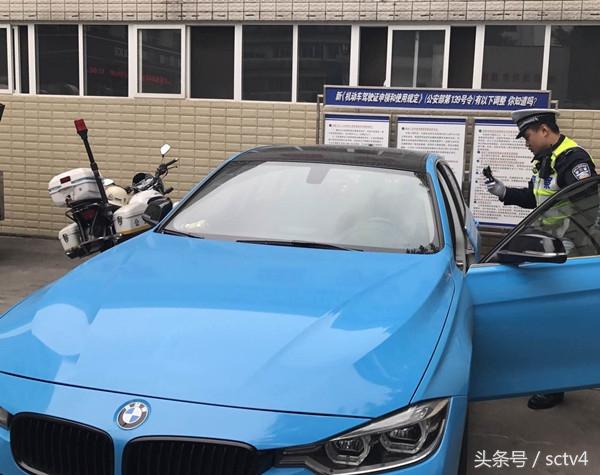 “网红女主播”驾车撞隔离栏 涉嫌醉驾被带回分局