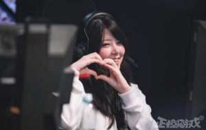 美服女主播(LOL巴西美女选手开直播，一夜涨了30万粉，Doinb还刷了上万礼物)