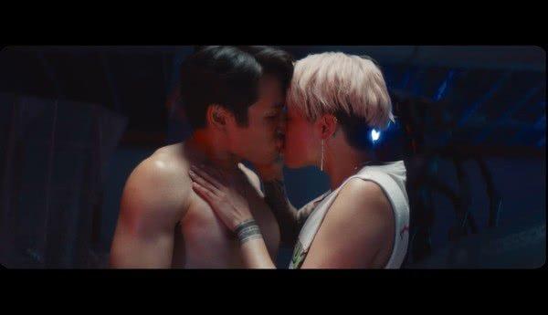 宋茜队友拍MV与半裸男演员激烈舌吻，自己回放视频后感叹：好恶心