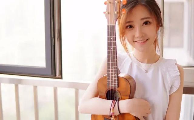 冯提莫‘臀顶水瓶’户外直播，引发网友哗然