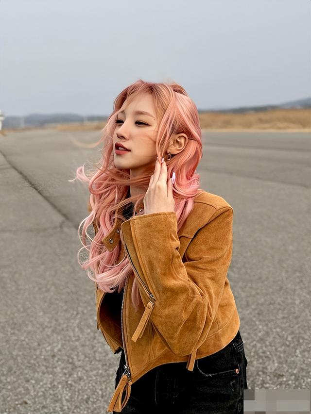 22岁宋雨琦超短裤大秀美腿，粉发造型尽显甜美，网友直呼好看