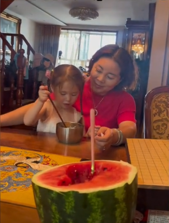 内蒙富家女爱上法国留学生，婚后连生俩混血，35岁老公接近秃顶