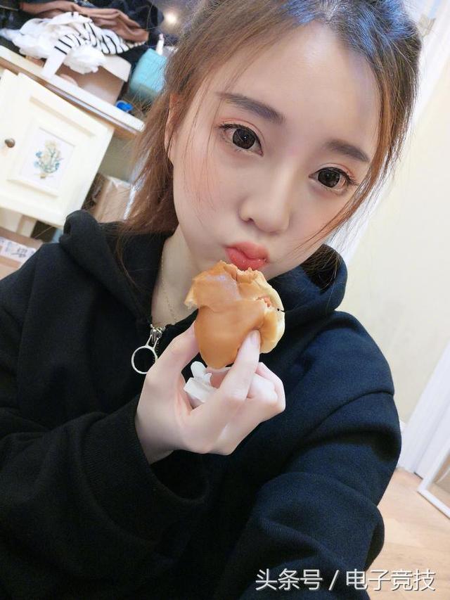 LOL女主播冯提莫晒吃面包美照，网友却想歪了｜悦竞有料