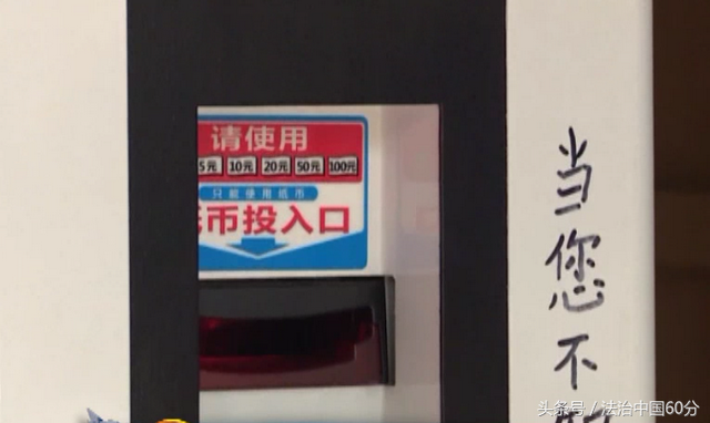 便利店里进了一位特殊的小偷 边盗窃还边直播