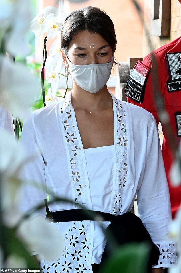 印尼女商人赤身与巴厘岛700岁圣树合照,被逮捕,步俄网红后尘