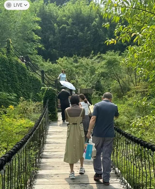 陈芋汐中秋节与家人现身四川大熊猫基地，未带保镖打扮朴素像路人