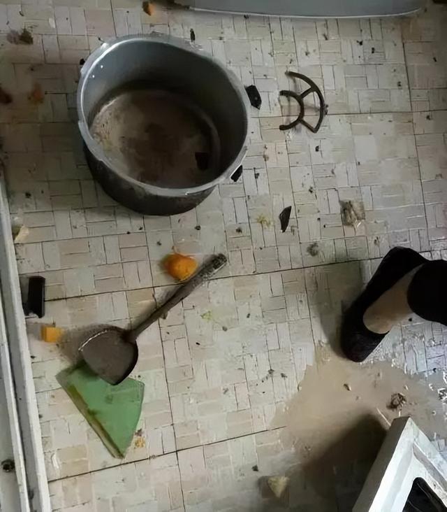 “老公水开了,帮我倒面粉吧”,只是随口一句,瞬间家毁人亡