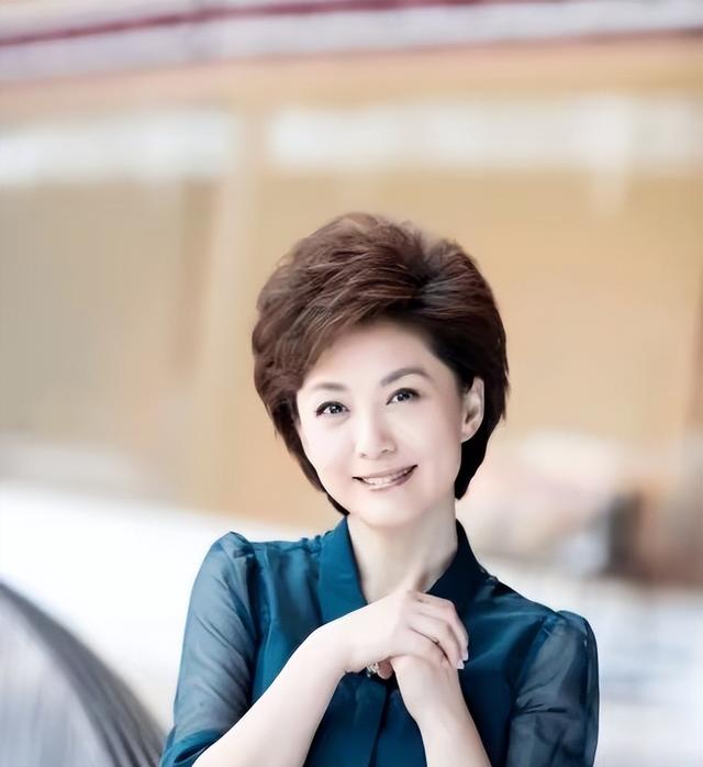 海霞：21岁成央视主播，28岁嫁清华教授，如今52岁官宣新身份