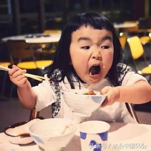 便利店里进了一位特殊的小偷 边盗窃还边直播