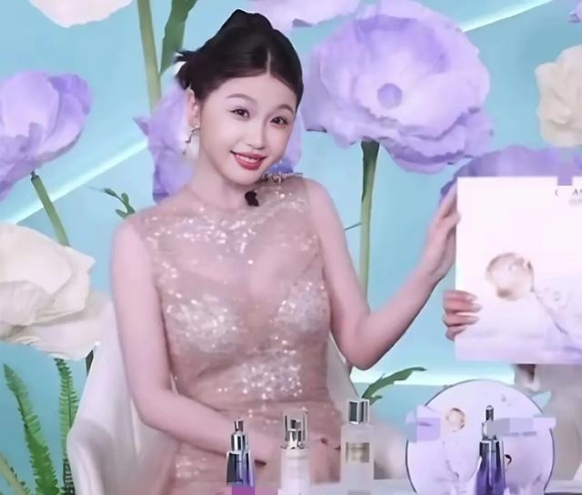 虞书欣直播被骂像抽风!网友:30岁人了,就别装嗲眨眼睛扮可爱