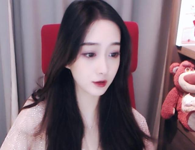 斗鱼女主播透露颜值一姐三个月能赚两千万 大哥送宝马车她看不上
