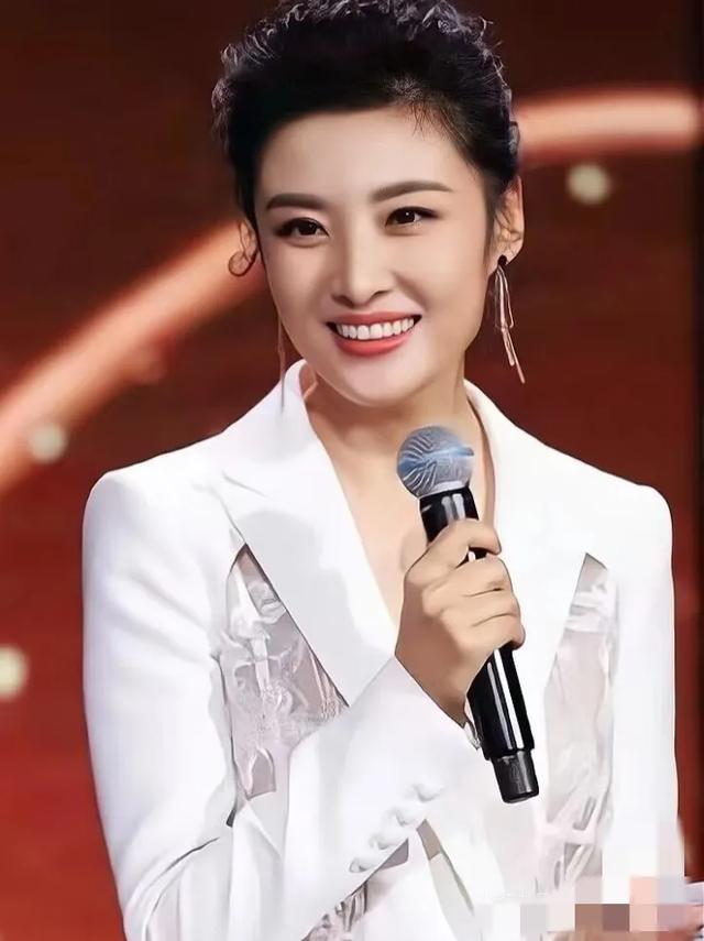 从倪萍到马凡舒，30年央视女主播颜值风云，谁堪称国泰民安脸？