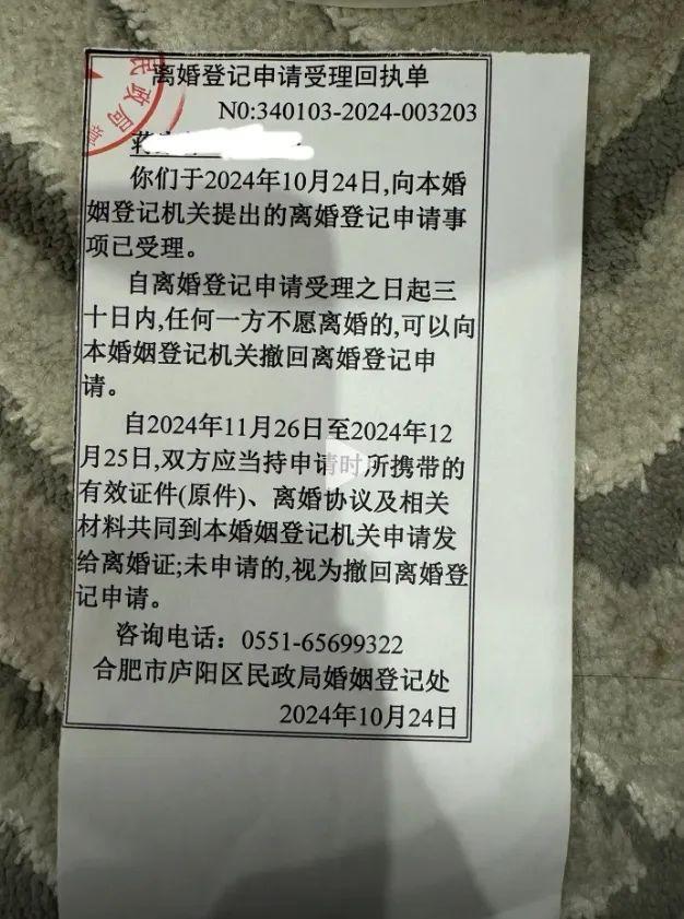 “LV女销售疑似勾引男客户”事件柜姐、原配妻子都在直播带货？网友：三观碎一地
