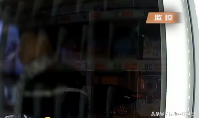 便利店里进了一位特殊的小偷 边盗窃还边直播