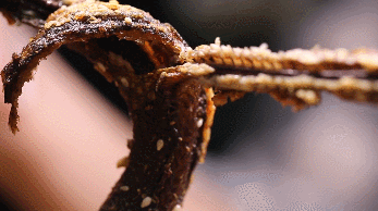 “掐着头，捏着腰，顺着脖子往下薅”，打一美食